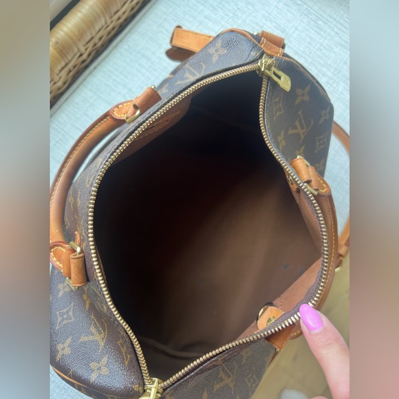 The Speedy Bandoulière 30 in signature Monogram canvas. Comes with strap. - Picture 10 of 11